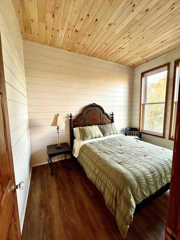 Room 7 — Elegant traditional queen bed with lake view