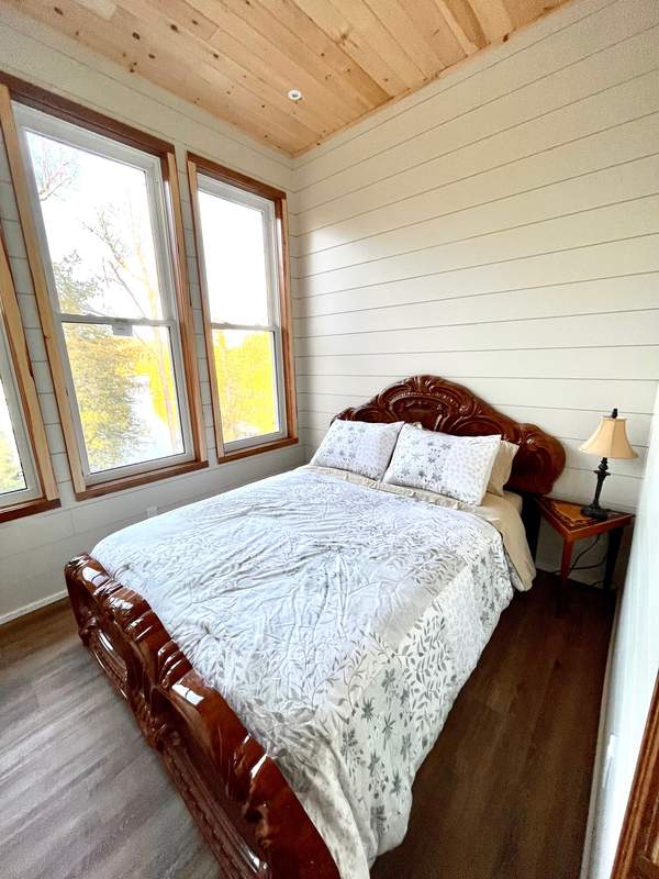 Room 8 — Cozy queen bed with lake view